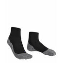 FALKE TK5 Short Cool 16127 herensok in grijs met zwart boord en zwarte strepen langs zool en wreef. - Jambelles