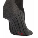 Donkergrijze FALKE TK5 Wool Short 16183 herensokken met zwarte boord, ribbels en rood logo bij de teen. - Jambelles