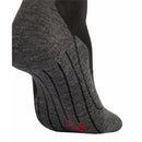 Donkergrijze FALKE TK5 Wool Short 16183 herensokken met zwarte boord, ribbels en rood logo bij de teen. - Jambelles
