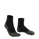 Donkergrijze FALKE TK5 Wool Short 16183 herensokken met zwarte boord, ribbels en rood logo bij de teen. - Jambelles