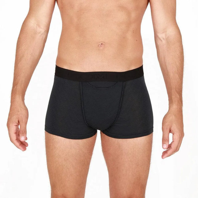 HOM heren boxerbrief HO1 Simon 359850 in zwart met fijne grijze strepen, brede tailleband en voorgevormd front. - Jambelles