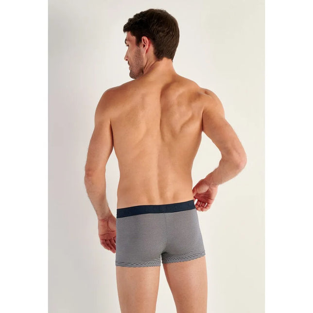 Achteraanzicht van model in HOM heren boxerbrief HO1 Simon 359850, grijs met fijne strepen en donkerblauwe tailleband. - Jambelles