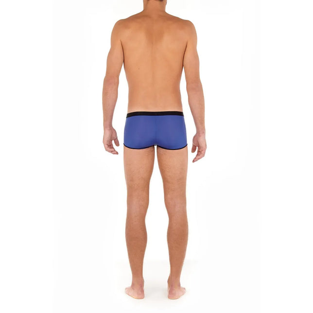 Achteraanzicht van model in blauwe HOM heren boxer trunk HO1 Plume Up 402373 met zwarte tailleband en biezen. - Jambelles