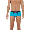 Model draagt de turquoise HOM heren boxer trunk HO1 Plume Up 402373 met zwarte tailleband, biezen en roze detail. - Jambelles