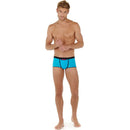Model draagt de turquoise HOM heren boxer trunk HO1 Plume Up 402373 met zwarte tailleband, biezen en roze detail. - Jambelles