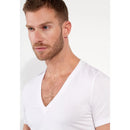 Model draagt een zwart HOM heren T-shirt Supreme Cotton 401331 met diepe V-hals en korte mouwen. - Jambelles