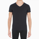 Model draagt een zwart HOM heren T-shirt Supreme Cotton 401331 met diepe V-hals en korte mouwen. - Jambelles