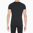 Model draagt een zwart HOM heren T-shirt Supreme Cotton 401331 met diepe V-hals en korte mouwen. - Jambelles