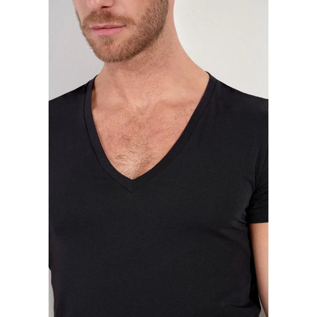 Model draagt een zwart HOM heren T-shirt Supreme Cotton 401331 met diepe V-hals en korte mouwen. - Jambelles