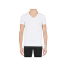Model draagt een zwart HOM heren T-shirt Supreme Cotton 401331 met diepe V-hals en korte mouwen. - Jambelles