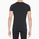 Model draagt een zwart HOM heren T-shirt Supreme Cotton 401331 met diepe V-hals en korte mouwen. - Jambelles