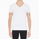 Model draagt een zwart HOM heren T-shirt Supreme Cotton 401331 met diepe V-hals en korte mouwen. - Jambelles