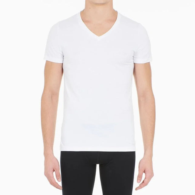 HOM heren T-shirt Supreme Cotton 401331 in wit, met V-hals en korte mouwen, gedragen door een model - Jambelles
