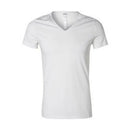 Model draagt een zwart HOM heren T-shirt Supreme Cotton 401331 met diepe V-hals en korte mouwen. - Jambelles