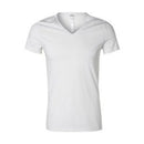 Model draagt een zwart HOM heren T-shirt Supreme Cotton 401331 met diepe V-hals en korte mouwen. - Jambelles