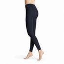 Een model draagt de donkerblauwe Hudson Dames Legging Thermo 120015629, nauwsluitend en enkellang met hoge taille. - Jambelles