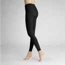 Een model draagt de donkerblauwe Hudson Dames Legging Thermo 120015629, nauwsluitend en enkellang met hoge taille. - Jambelles