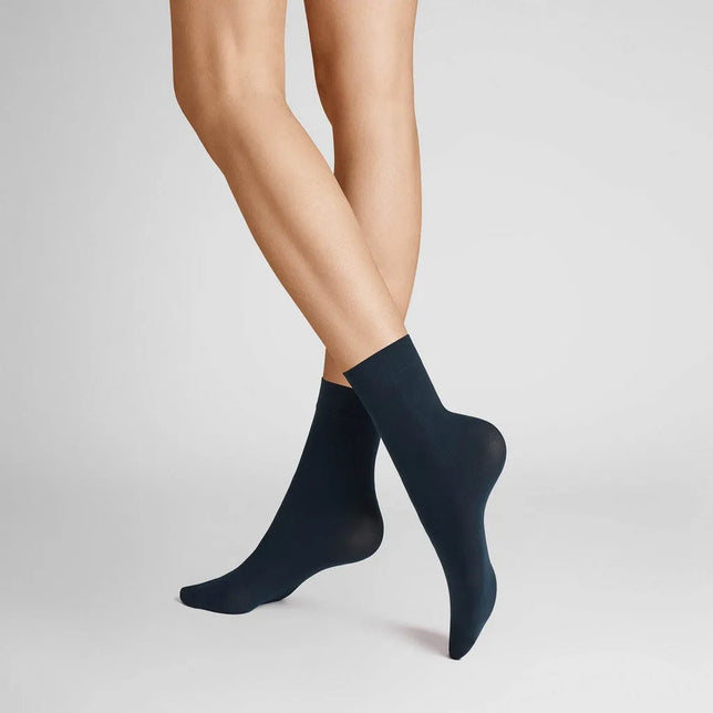 Hudson dames pantysokjes Micro 50 in zwart, met een effen, licht transparant ontwerp tot boven de enkel. - Jambelles