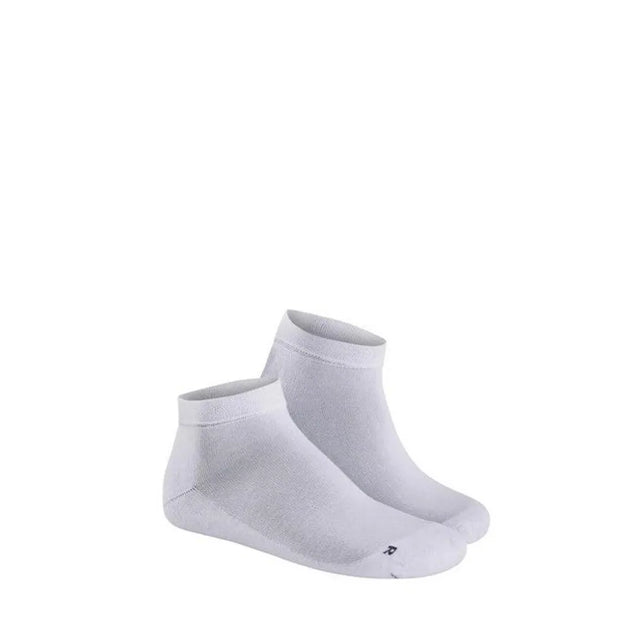 Paar witte Hudson Air Plush herensneakersokken met lage enkelpasvorm, geribde boord en klein donker logo bij de teen. - Jambelles