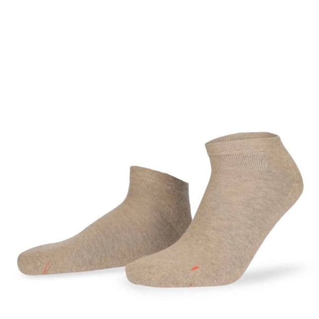 Hudson Air Plush herensneakersokken in beige, met lage pasvorm, geribde boord en klein rood detail bij de tenen. - Jambelles