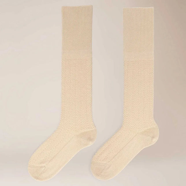 Kunert dameskniekousen Knitted Structure in crème, met fijne gebreide structuur en geribde boorden. - Jambelles