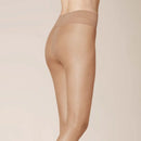 Lichtblauwe verpakking van Kunert damespanty Fresh Up 10 met benen in een transparante huidkleurige panty. - Jambelles