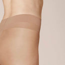 Lichtblauwe verpakking van Kunert damespanty Fresh Up 10 met benen in een transparante huidkleurige panty. - Jambelles