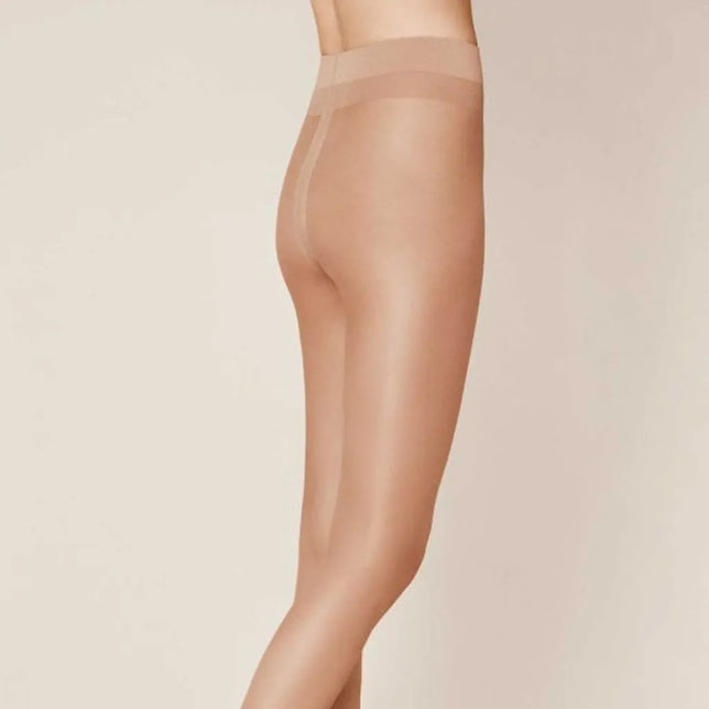 Kunert damespanty Fresh Up 10 in huidkleur, transparant met brede tailleband, gedragen door model in zijaanzicht. - Jambelles