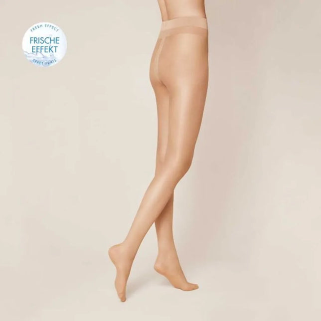 Kunert Fresh Up 10 damespanty in huidkleur, transparant met brede tailleband, gedragen door een model. - Jambelles
