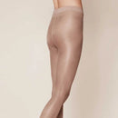 Kunert damespanty Satin Look 20 in transparant zwart met subtiele glans en brede tailleband, gedragen door een model. - Jambelles