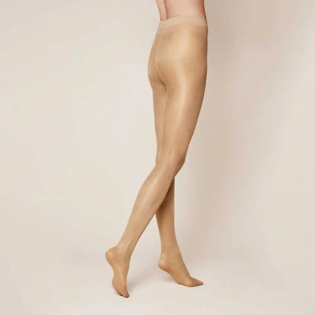 Kunert Satin Look 20 damespanty in beige, transparant met zijdeglans en brede tailleband, gedragen door een model. - Jambelles