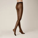 Kunert damespanty Satin Look 20 in transparant zwart met subtiele glans en brede tailleband, gedragen door een model. - Jambelles