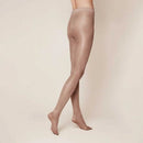 Kunert damespanty Satin Look 20 in transparant zwart met subtiele glans en brede tailleband, gedragen door een model. - Jambelles