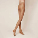 Kunert damespanty Satin Look 20 in transparant zwart met subtiele glans en brede tailleband, gedragen door een model. - Jambelles