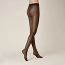 Kunert damespanty Satin Look 20 in transparant zwart met subtiele glans en brede tailleband, gedragen door een model. - Jambelles