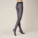 Kunert damespanty Satin Look 20 in transparant zwart met subtiele glans en brede tailleband, gedragen door een model. - Jambelles
