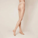 Kunert damespanty Satin Look 20 in transparant zwart met subtiele glans en brede tailleband, gedragen door een model. - Jambelles