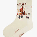 Ch-Kwl fantasiesokken met winters schilderij van schaatsers bij huizen en bomen, omlijst in rood en zwart. - Jambelles
