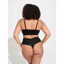 Model draagt de zwarte Lace Laboratory HWT high-waist string van transparant kant met geschulpte rand. - Jambelles