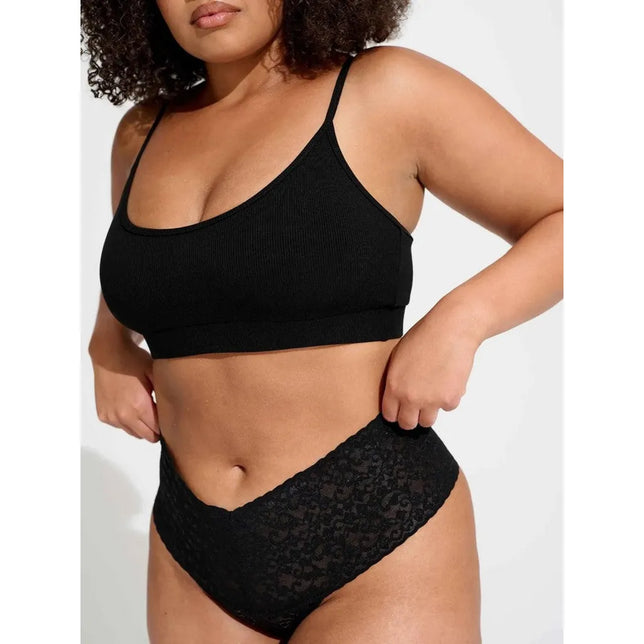 Model draagt de zwarte Lace Laboratory HWT high-waist string van transparant kant met geschulpte rand. - Jambelles