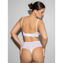 Model draagt de zwarte Lace Laboratory HWT high-waist string van transparant kant met geschulpte rand. - Jambelles