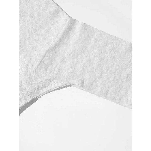 Close-up van witte Lace Laboratory damesstring met hoge taille, gebloemd kant en geschulpte rand. - Jambelles