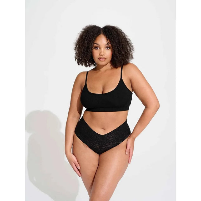 Model draagt de zwarte Lace Laboratory LL High Waist Thong HWT, een hoge damesstring van gebloemd kant. - Jambelles