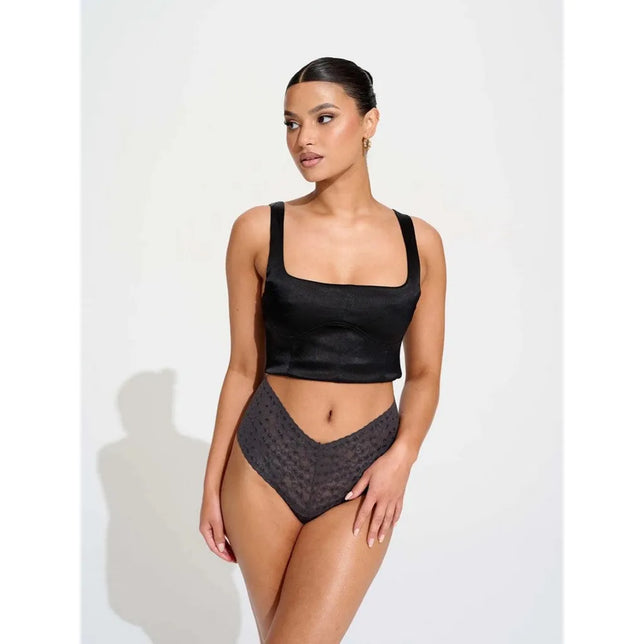 Model draagt een donkergrijze Lace Laboratory high-waist string met kanten bloemmotief en hoog uitgesneden pijpen. - Jambelles