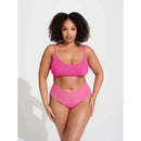 Model draagt de zwarte Lace Laboratory HWT high-waist string van transparant kant met geschulpte rand. - Jambelles