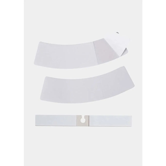 Witte Magic Accessoires Dress Tape 35Ta met drie dubbelzijdige plakstrips en deels losgetrokken beschermfolie. - Jambelles