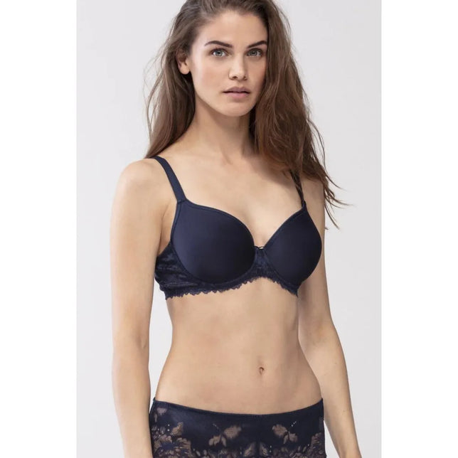Mey dames spacer-bh 74285 in donkerblauw met gladde, voorgevormde cups, verstelbare bandjes en kanten onderrand. - Jambelles