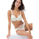 Model draagt de ivoorwitte Mey dames spacer-bh 74285 met voorgevormde cups, kanten rand en bijpassende slip. - Jambelles