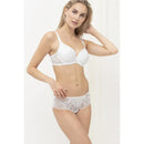 Model draagt de ivoorwitte Mey dames spacer-bh 74285 met voorgevormde cups, kanten rand en bijpassende slip. - Jambelles