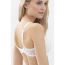 Model draagt de ivoorwitte Mey dames spacer-bh 74285 met voorgevormde cups, kanten rand en bijpassende slip. - Jambelles